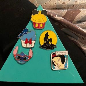 Disney trader pins ( official traders)